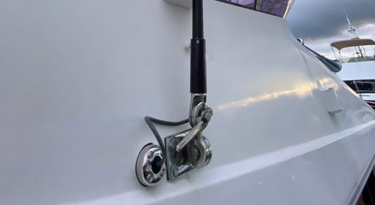 Cơ sở ăng-ten Ratchet đa năng trên biển